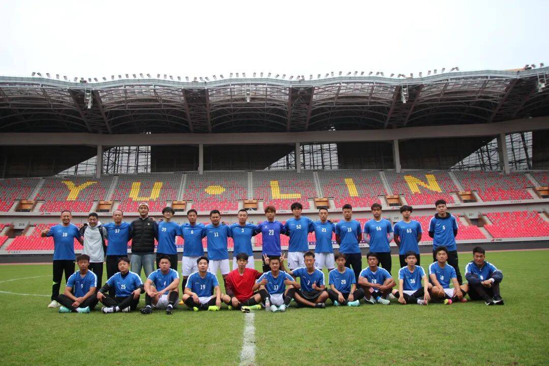 关于双方对峙，球队成功晋级足球赛四强争霸的信息