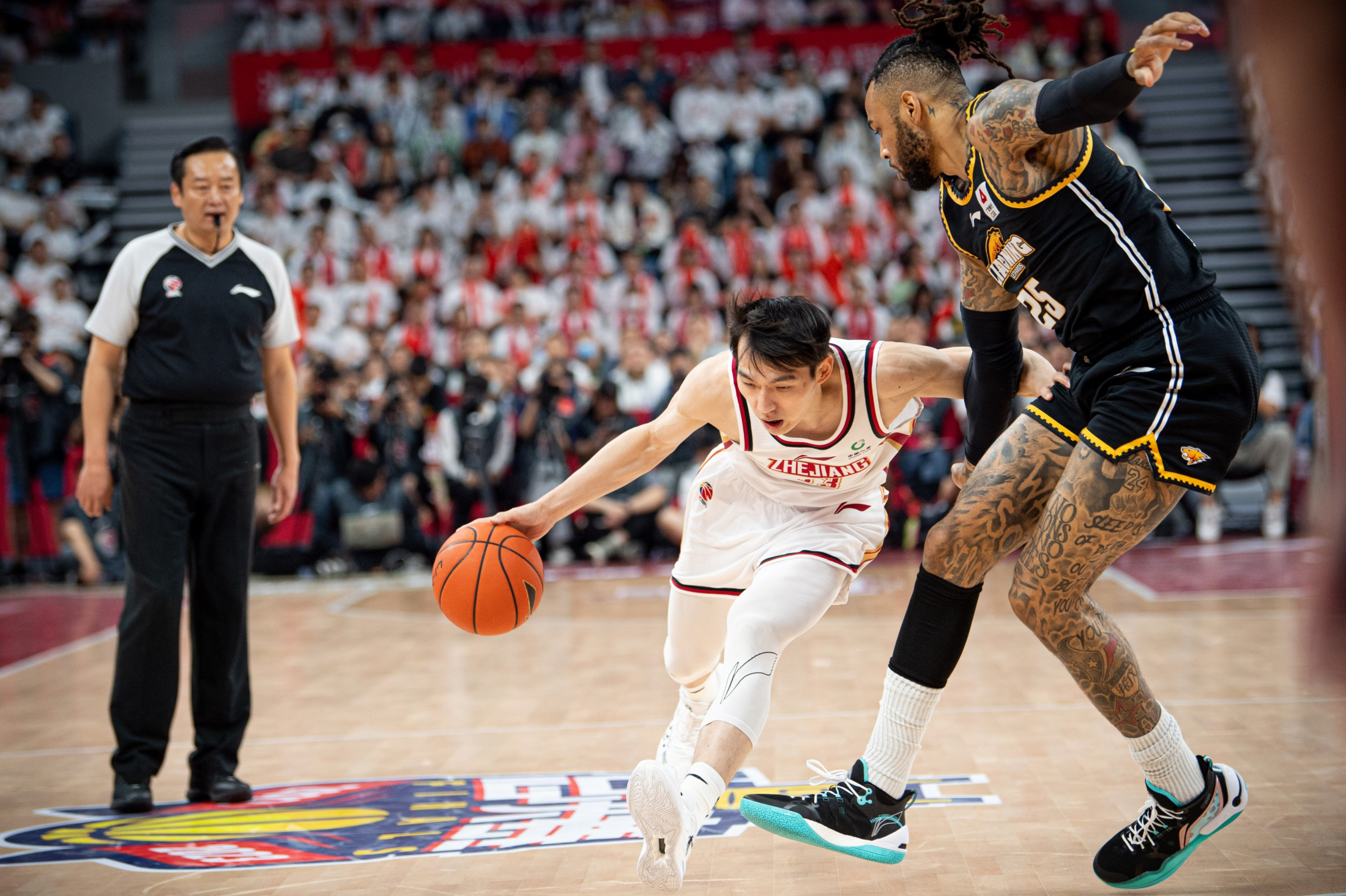 球队备战紧张且有序，迎战对手强劲