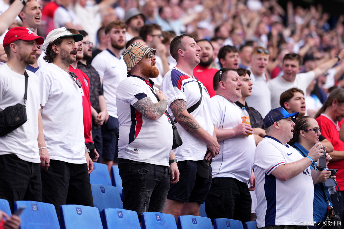 足球比赛明星球员风采依旧，拼搏态度感染全场观众的简单介绍