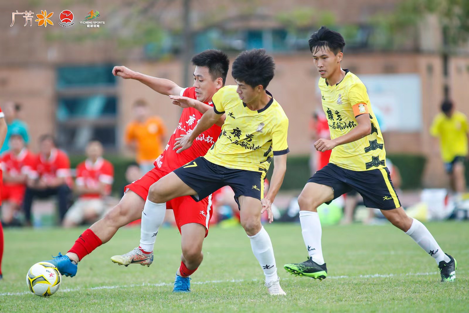 精彩足球比赛中球员们的精彩才艺