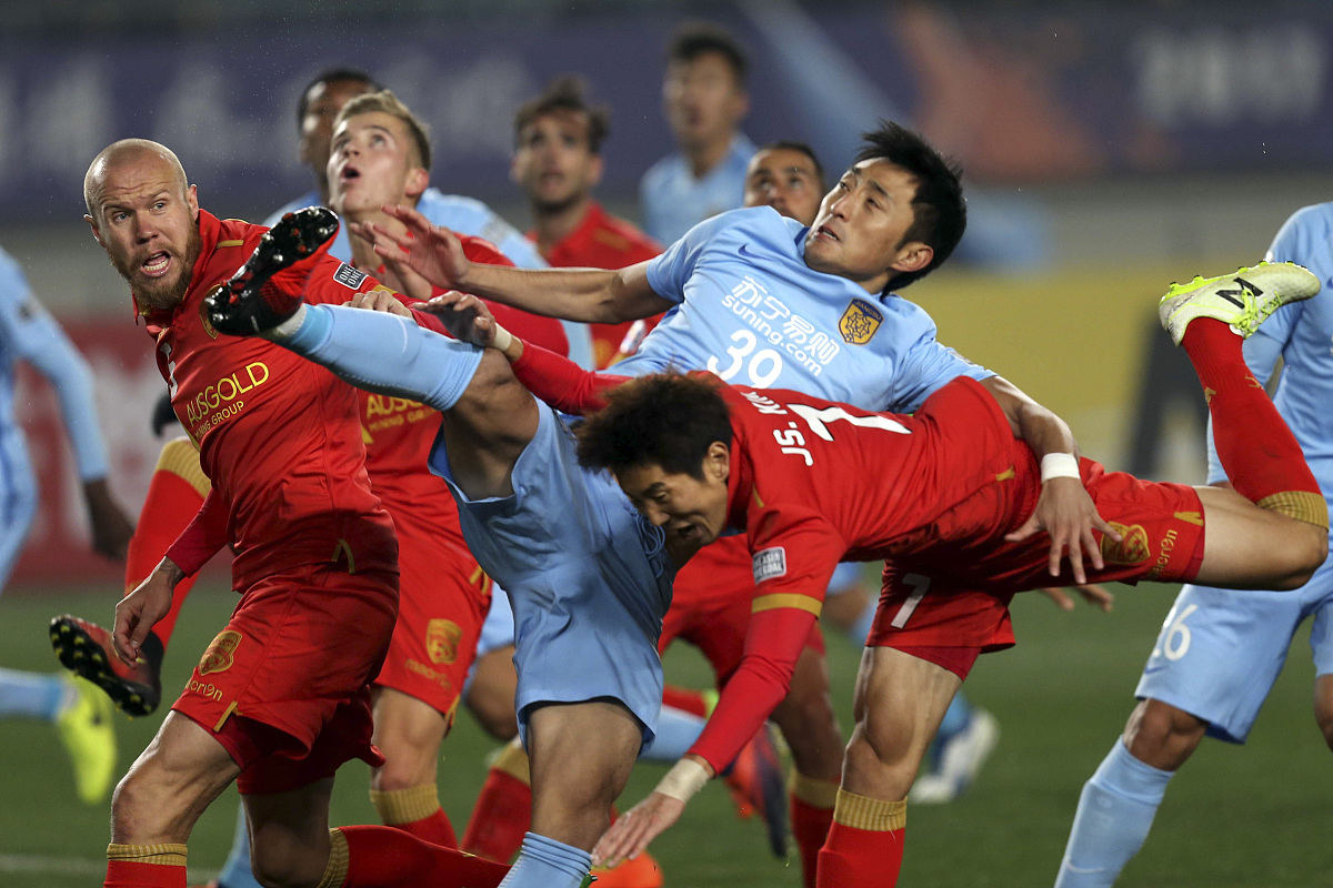 足球比赛中的紧张气氛令人紧张