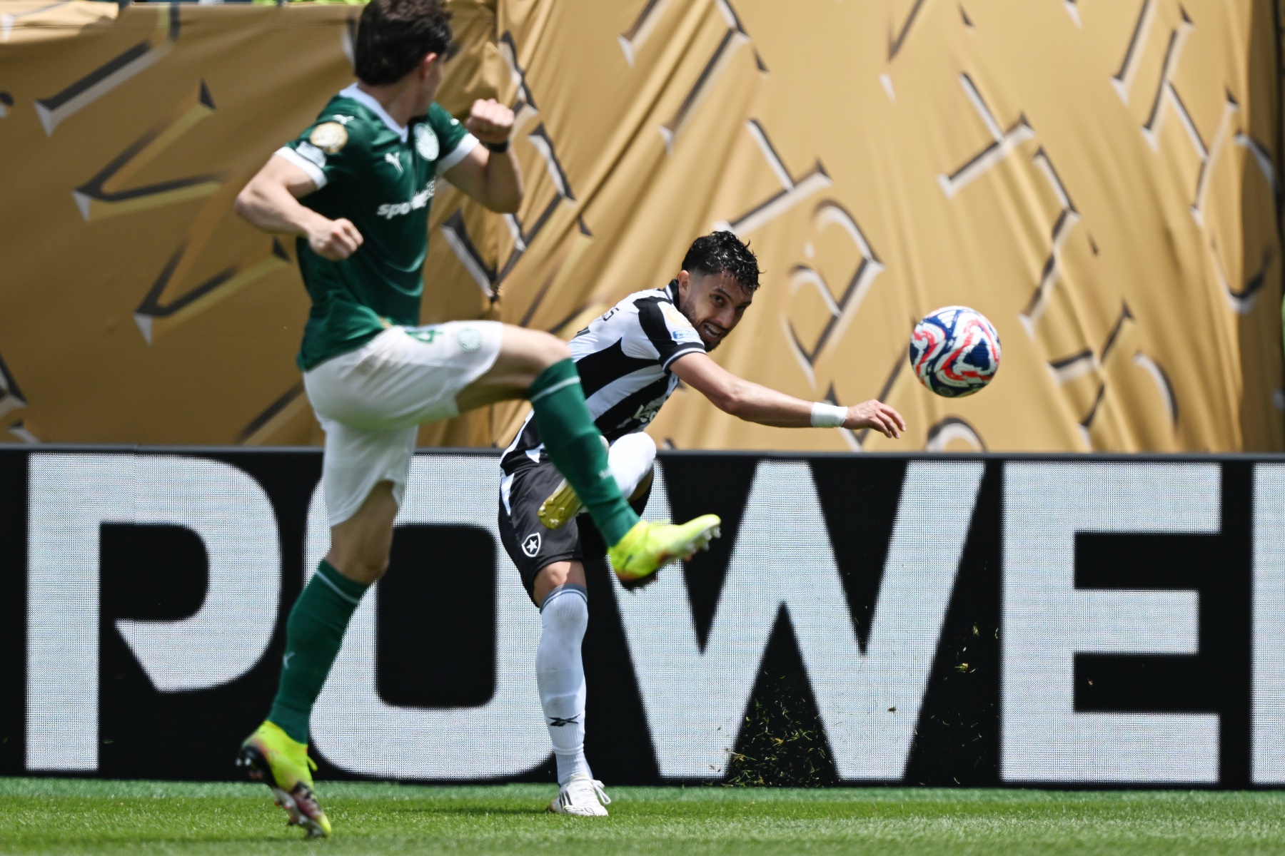 包含帕尔马客场取胜，重返联赛前列的词条