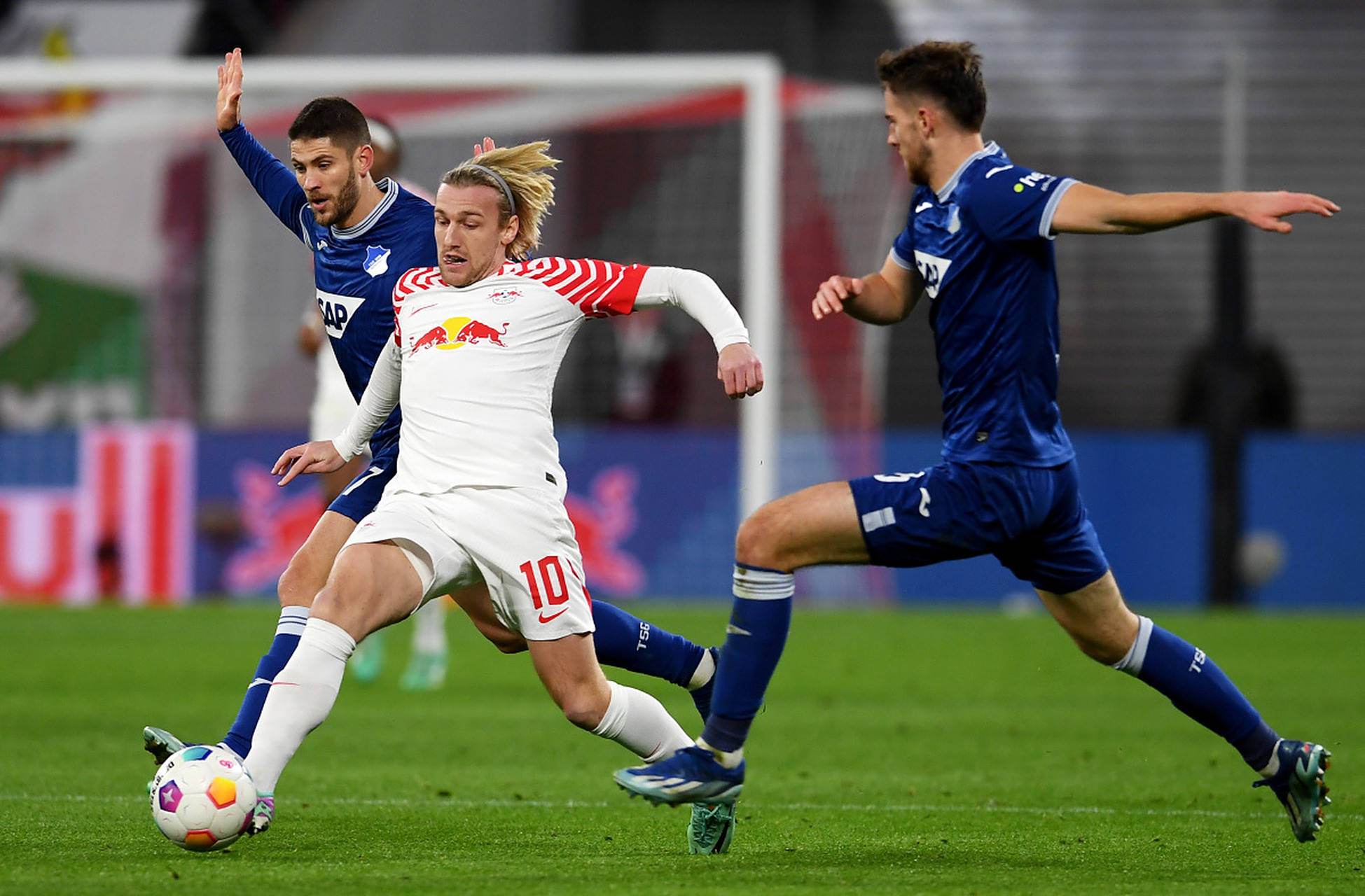 关于汉堡球员团结一心，取得重要胜利的信息