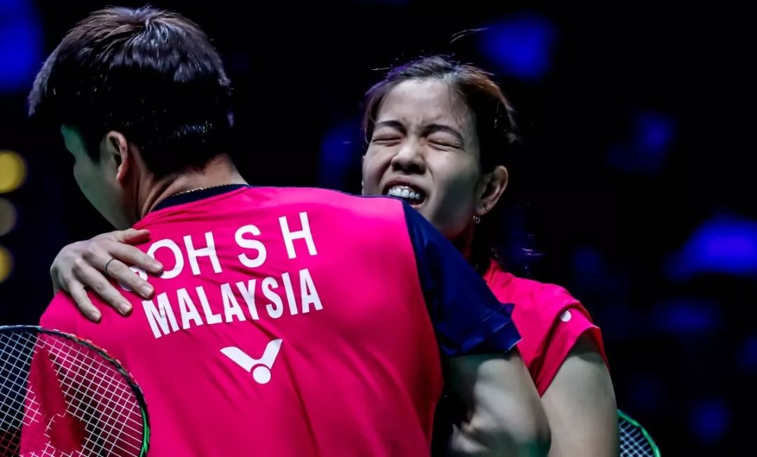 包含日本队横扫马来西亚队，黄鸭组合关键制胜的词条