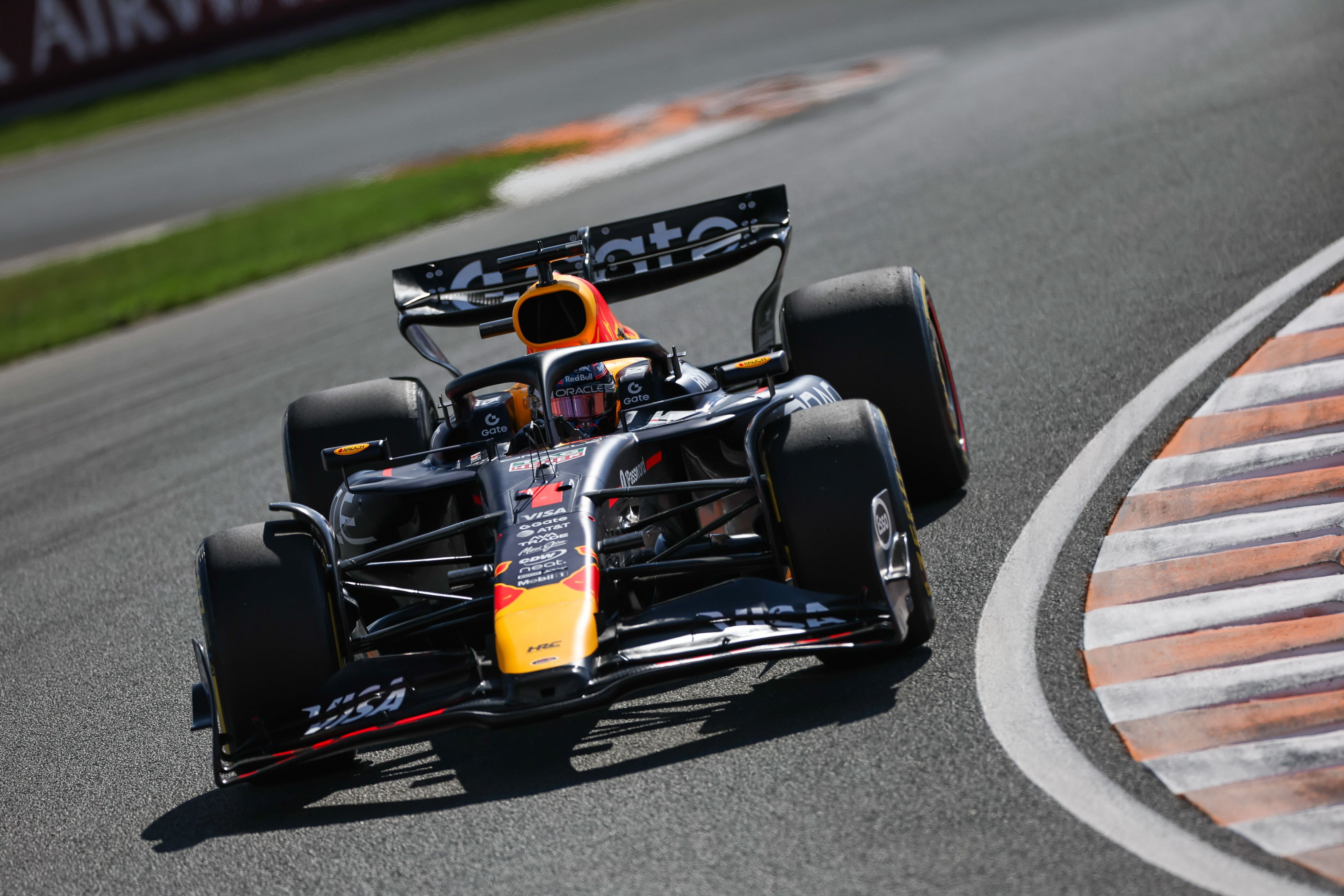 梅赛德斯翻盘法拉利，皮亚斯特里高光表现的简单介绍